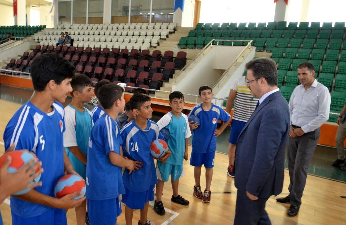 Vali Ünlü, yaz spor okullarında çocuklarla bir araya geldi