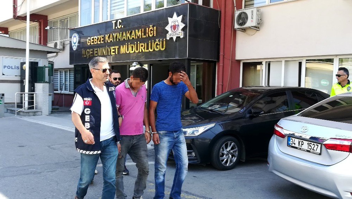 Yollardaki mazgalları çalan 3 kişi kaçamadan yakalandı