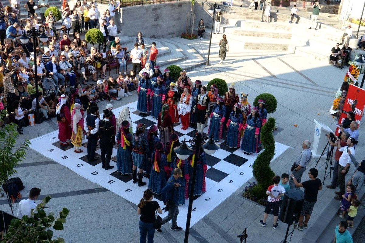 Yöresel dansla satranç oynadılar