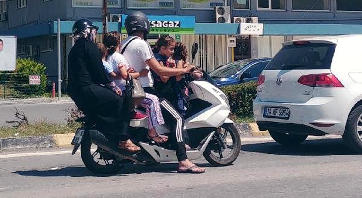 6 kişinin bindiği motosiklette tehlikeli yolculuk