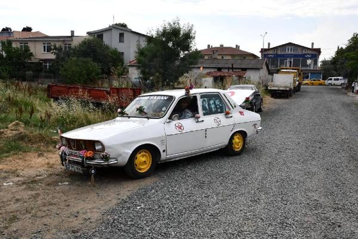 74 model otomobile nostaljik görünüm