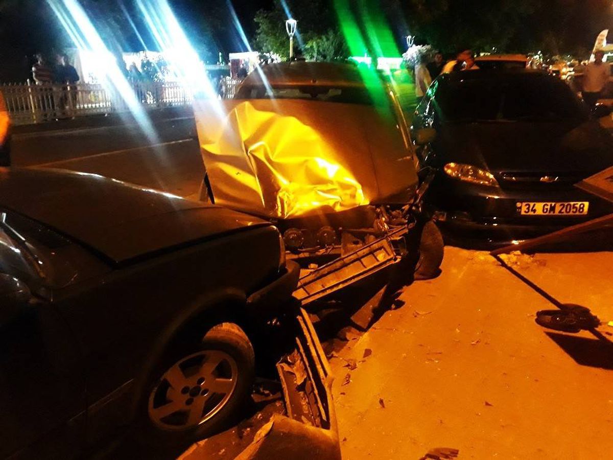 Alkollü sürücü yol kenarındaki araçlara çarparak durabildi