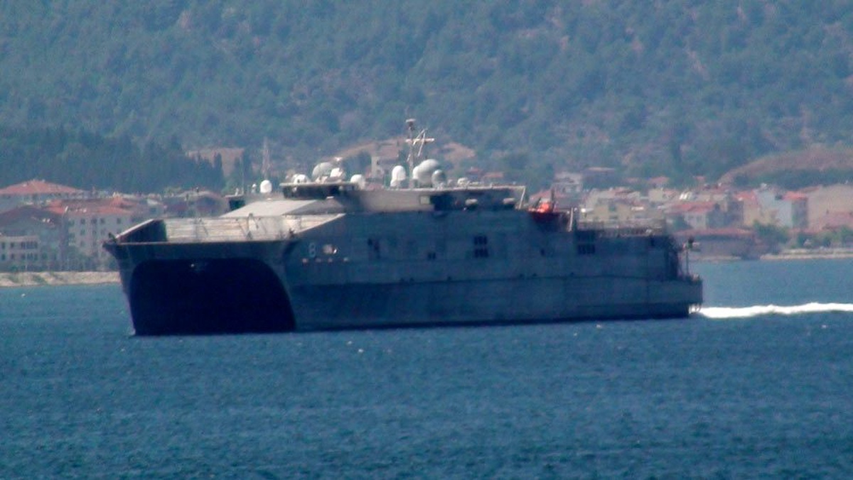 Amerikan savaş gemisi Çanakkale Boğaz\'ndan geçti