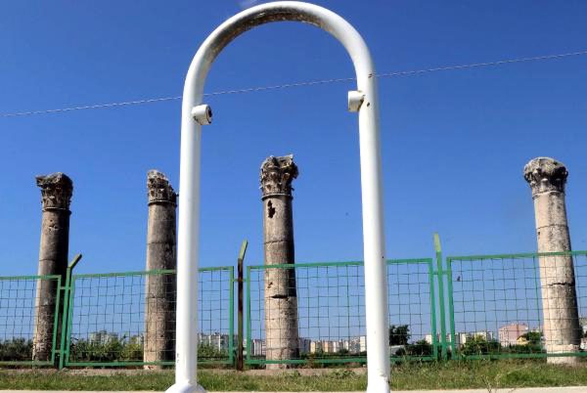 Antik kentteki metal çöp kovaları çalındı