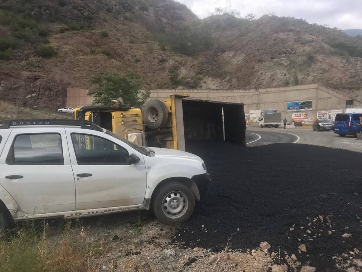 Artvin\'de asfalt yüklü kamyon devrildi