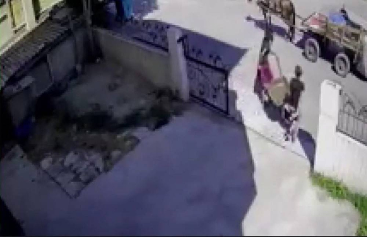 At arabasıyla iş yerindeki demirleri çaldılar