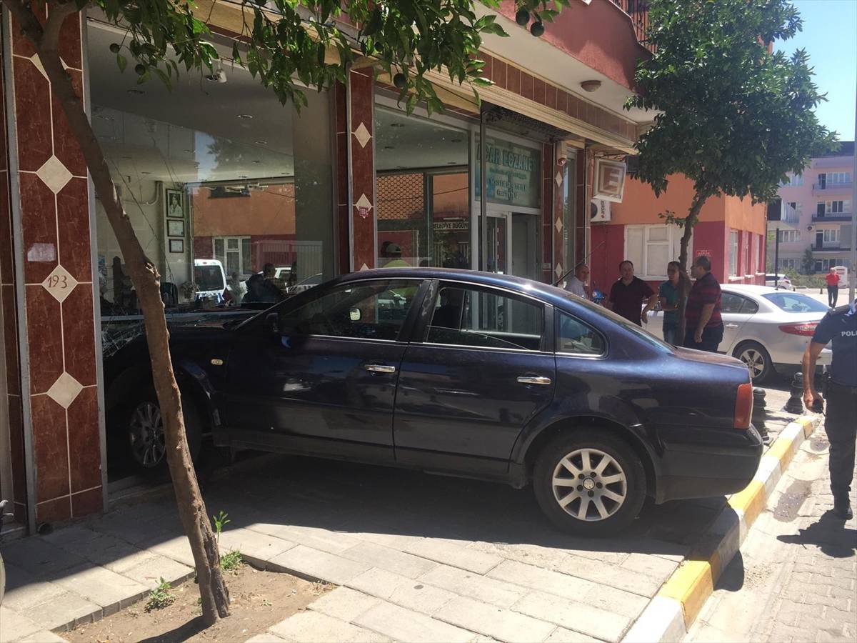 Aydın\'da otomobil iş yerine girdi