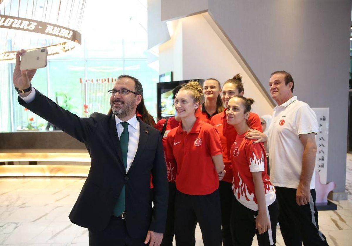 Bakan Kasapoğlu\'ndan Milli tekvandoculara moral ziyareti