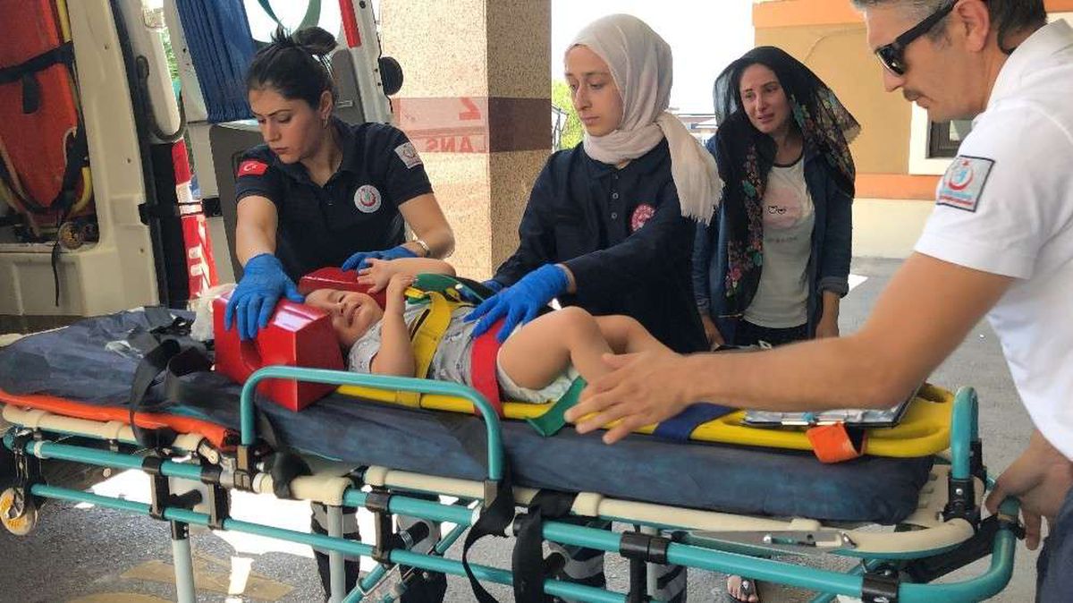 Balkondan düşen 2 yaşındaki çocuk yaralandı