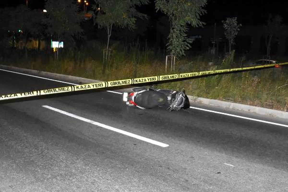 Bariyerlere çarpıp, sürüklenen motosikletin sürücüsü öldü