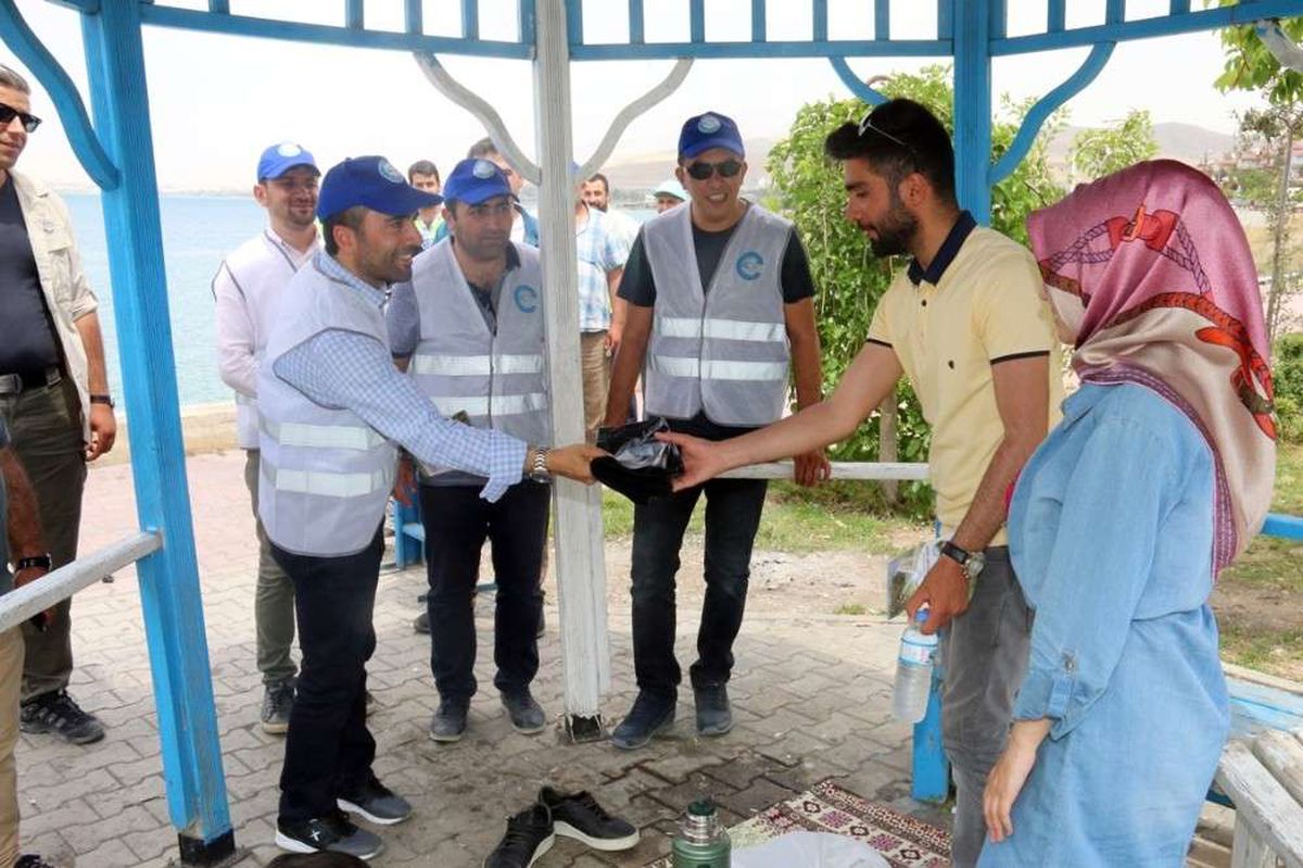 Başkan Say\'dan piknikçilere broşür ve çöp poşeti