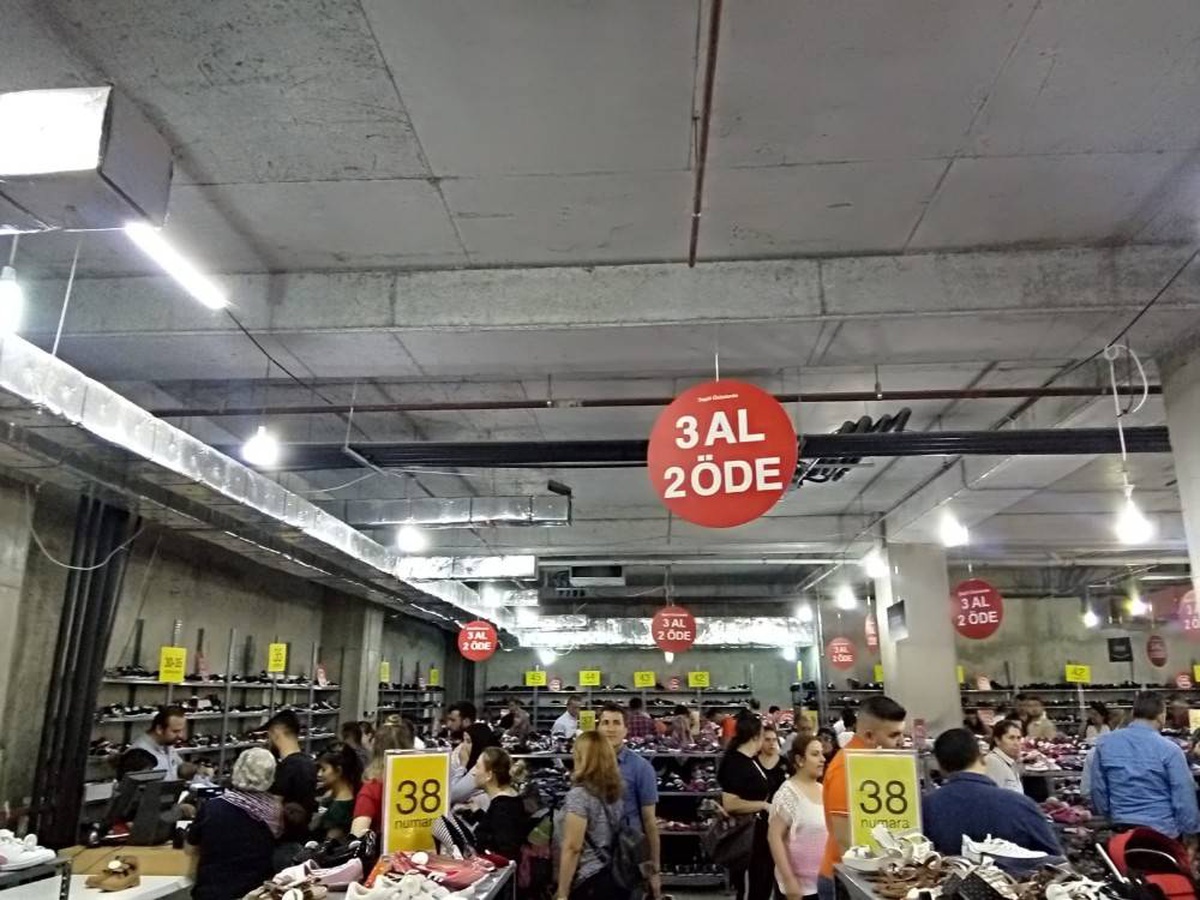 Başkent\'in beklenen indirim günleri ayakkabıda başladı