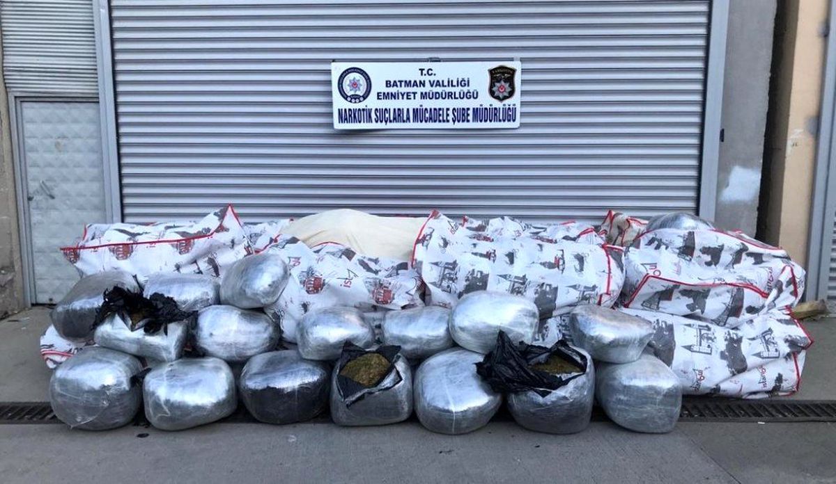 Batman\'da, plastik borulara zulalanmış 1 ton esrar ele geçirildi