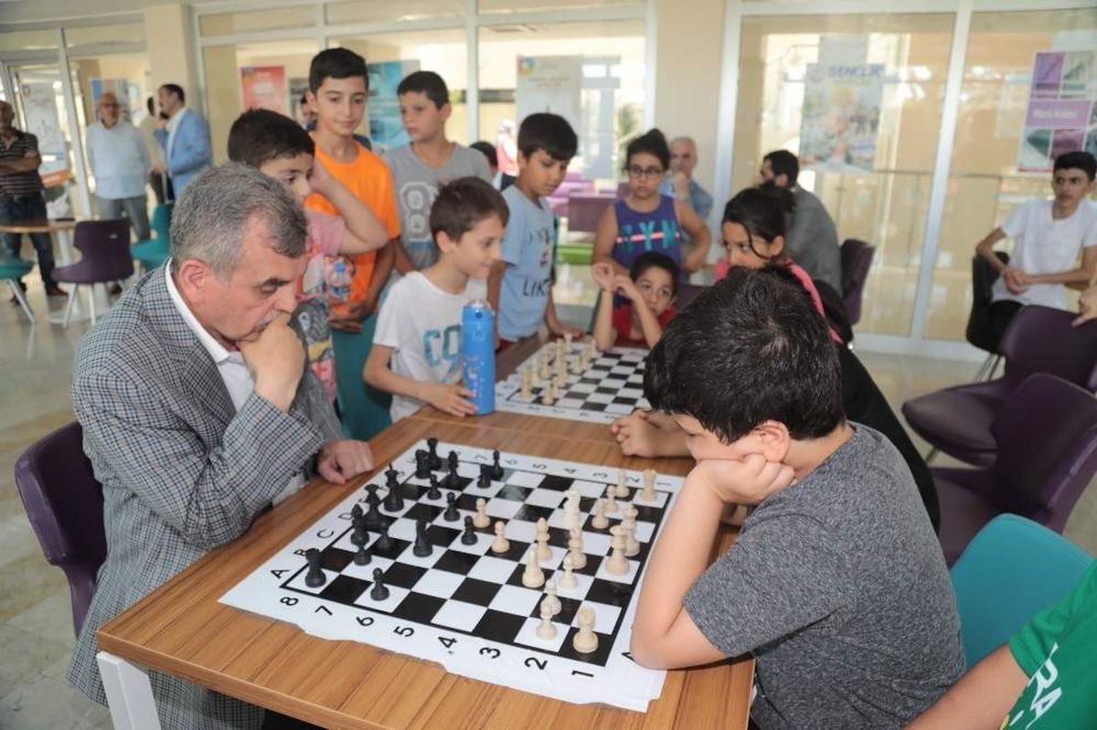 Beyazgül çocuklarla satranç oynadı