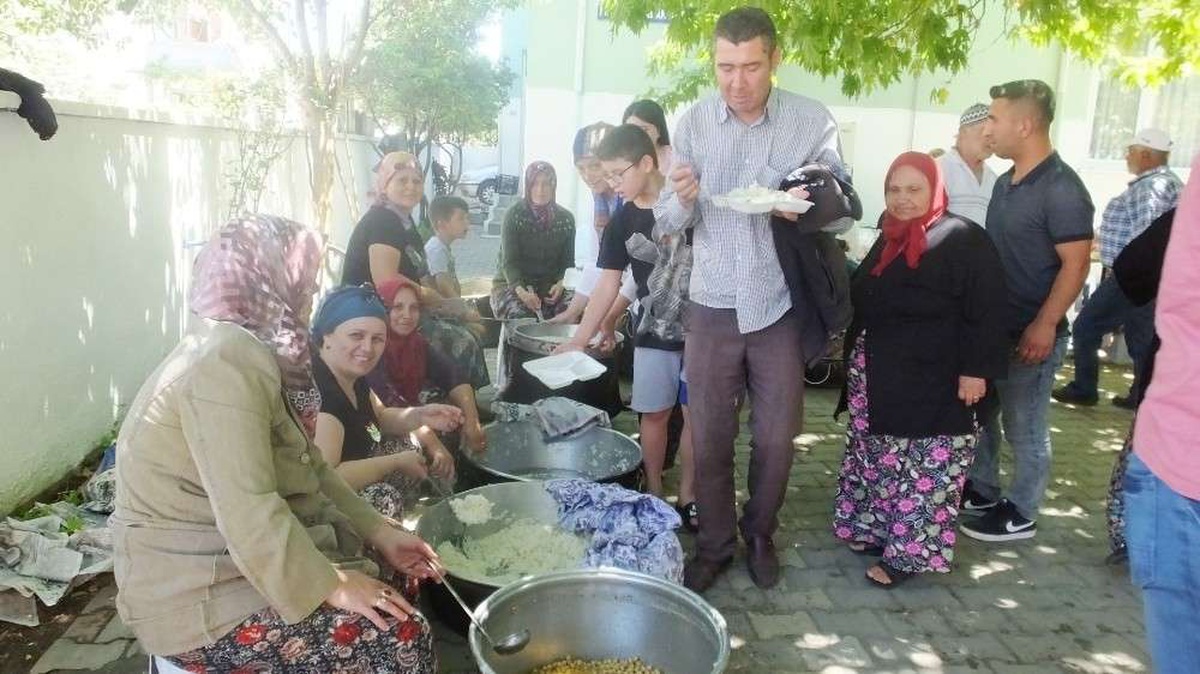 Burhaniye\'de 30 yıllık mahalle hayrı yapıldı