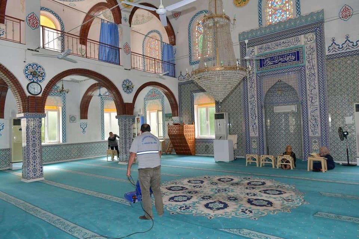 Çukurova Belediyesi ibadethaneleri temizliyor