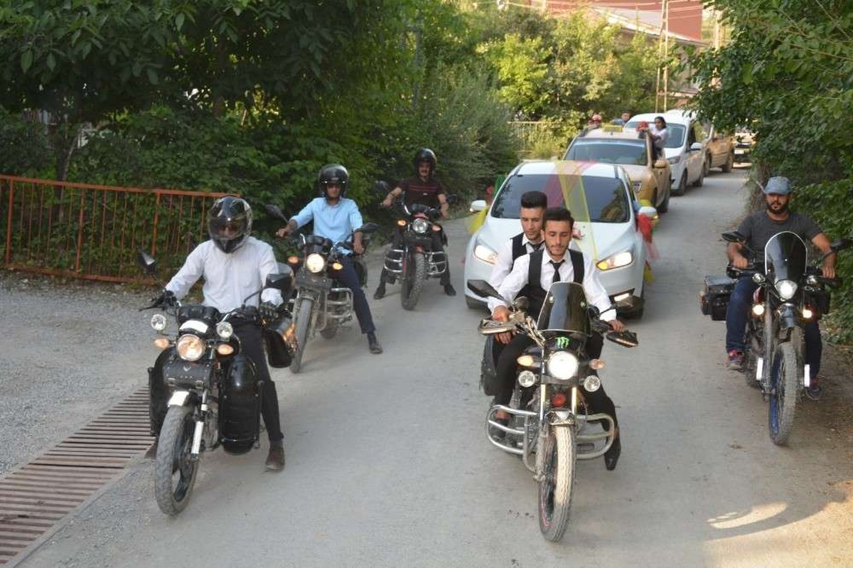 Düğün konvoyuna motosikletler eşlik etti