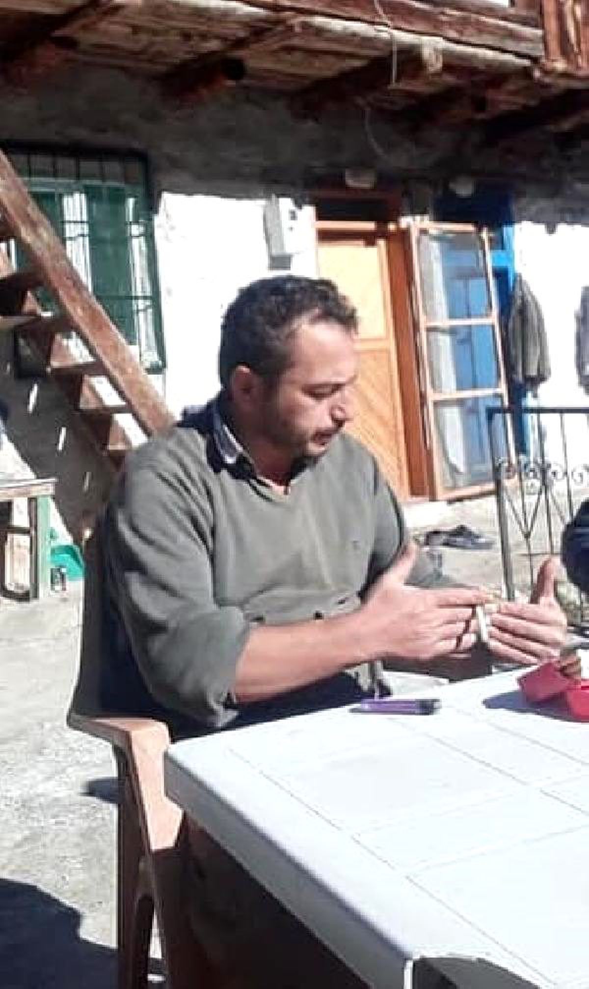Elma ağacına kendini astı