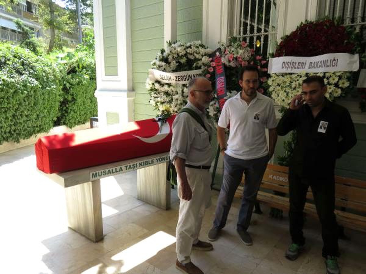 Emekli büyükelçi son yolculuğuna uğurlandı