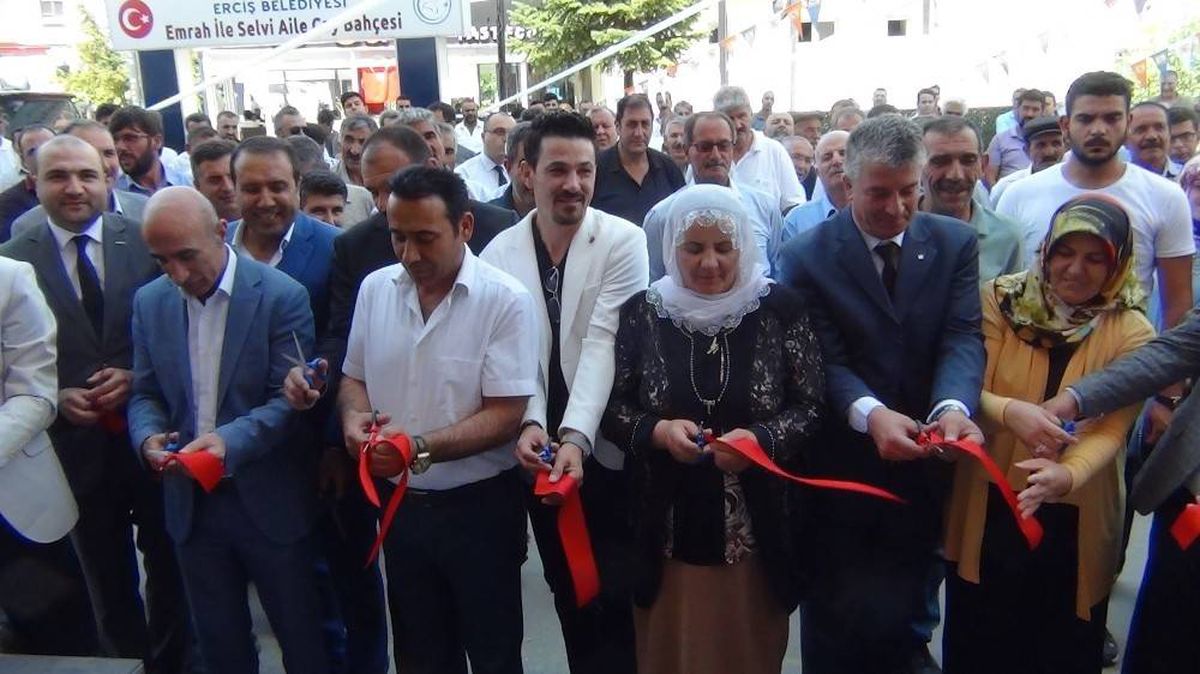 Erciş\'te mobilya mağazası açılışı