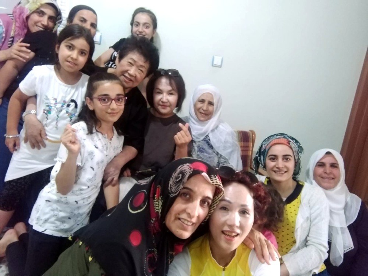 Eve davet ettikleri turistlere, kısır ikram ettiler