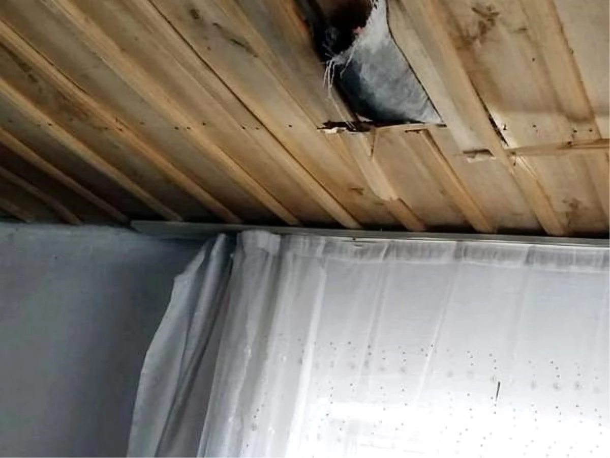 Uçaktan atıldığı tahmin edilen buz kütlesi evin çatısını delerek odanın içine düştü