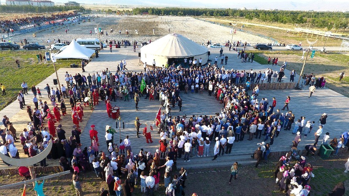 Geleneksel Türk Oyunları Erzurum\'dan yükseldi