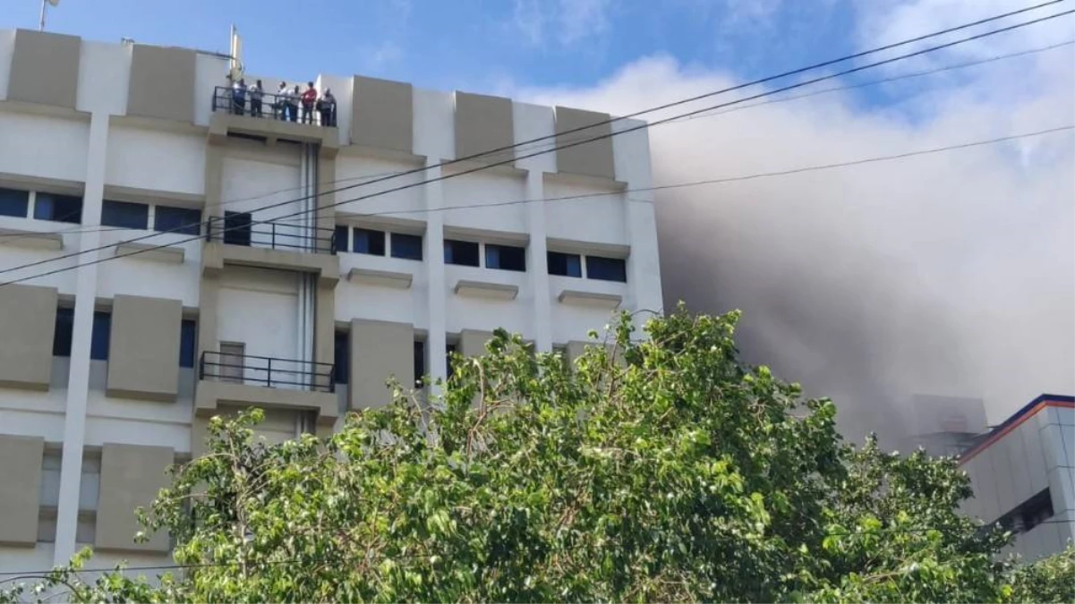 Hindistan\'da telekomünikasyon binasında yangın: 100 kişi kurtarıldı