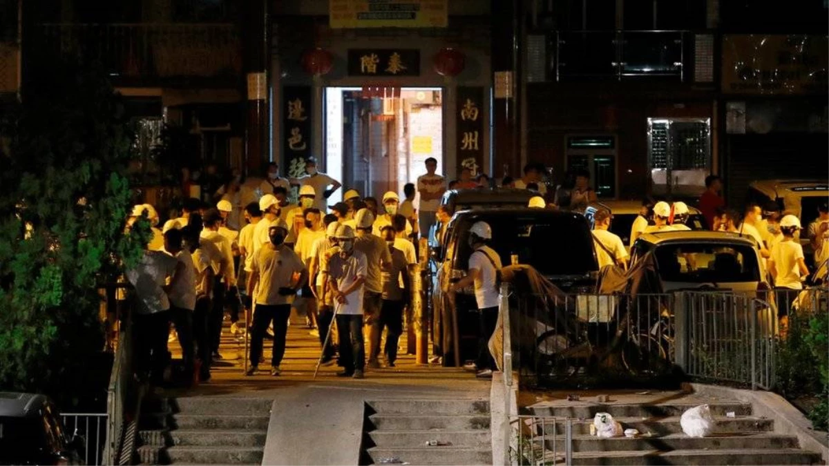 Hong Kong\'da eli sopalı kişiler göstericilere saldırdı: 36 kişi yaralandı
