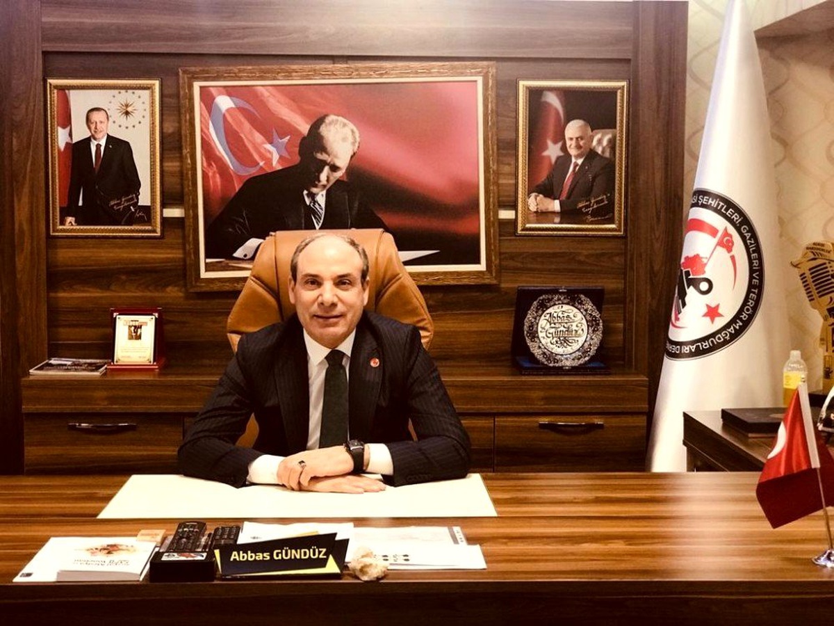 "İçeride ve dışarıda hain saldırılar sürerken parti kurma gafleti içinde olanların uyanması lazım"