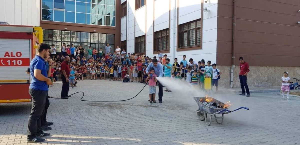 İtfaiye ekipleri yaz kursunda tatbikat gerçekleştirdi