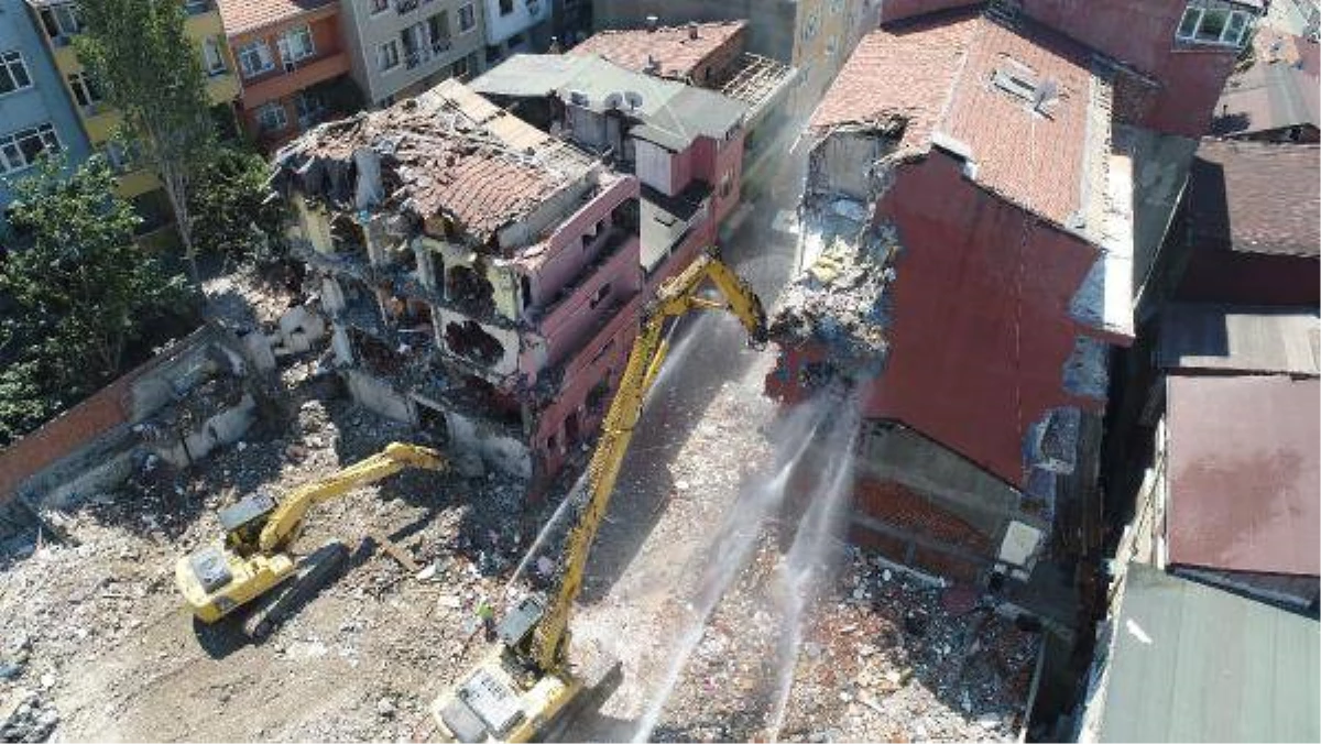 Kağıthane\'de yoğun güvenlik önlemli riskli bina yıkımı