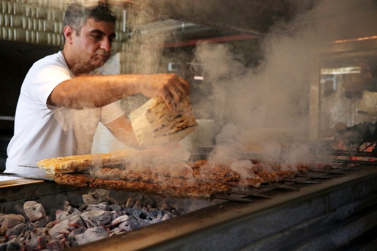Kebap ustalarının 100 derece sıcaklıktaki zorlu mesaisi