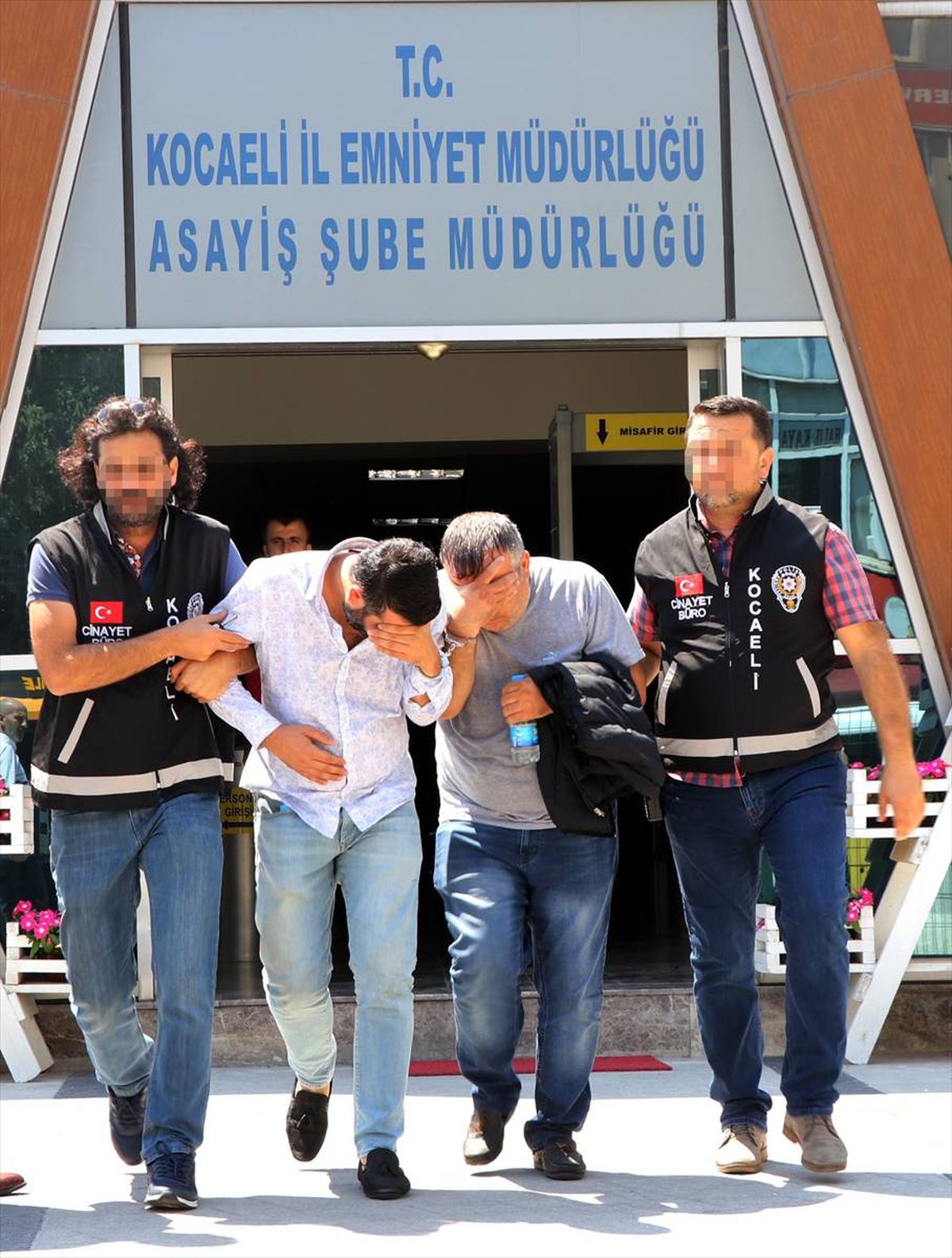 Kendilerini polis olarak tanıtan gasp zanlıları yakalandı