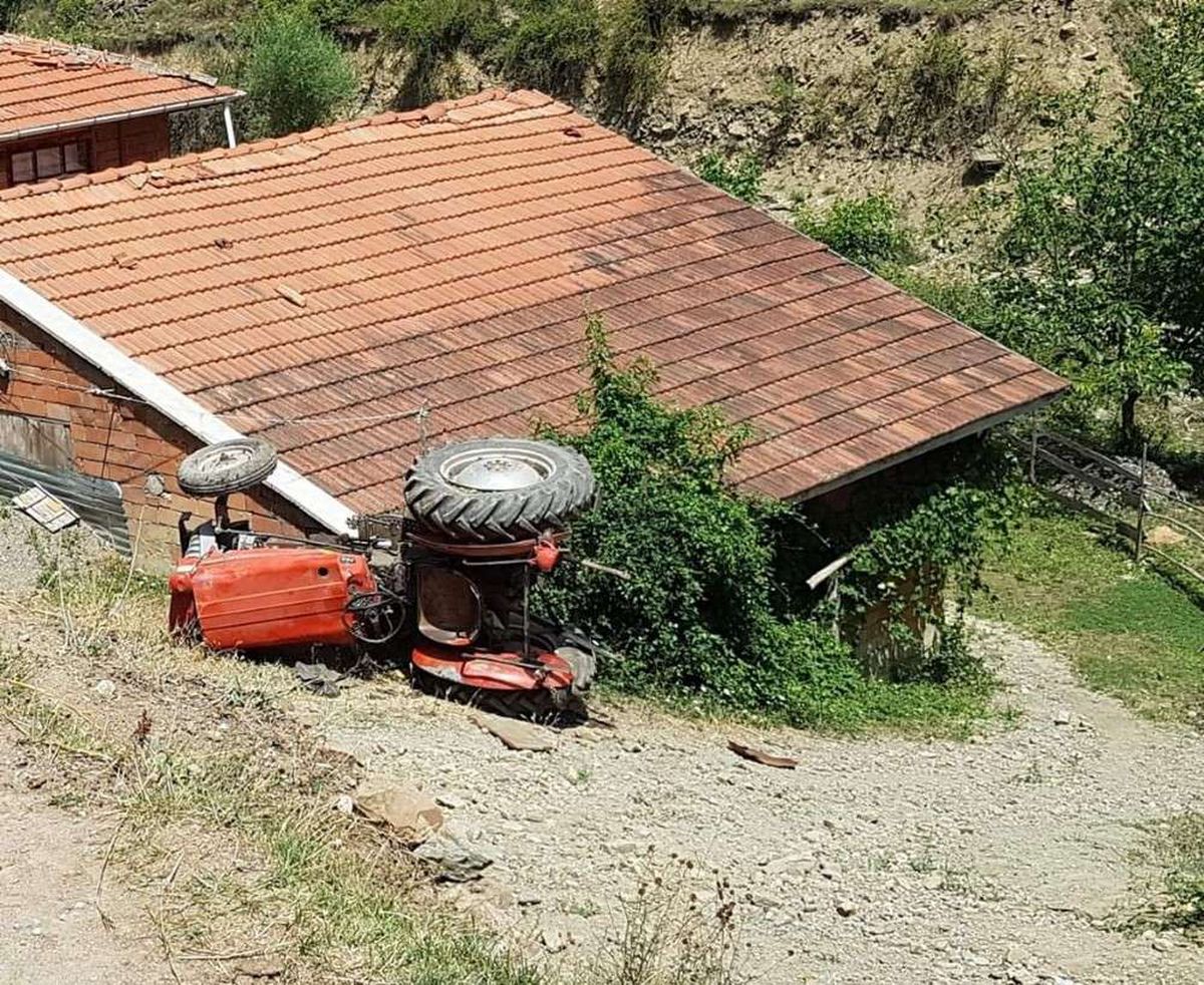 Kontrolden çıkan traktör şarampole yuvarlandı
