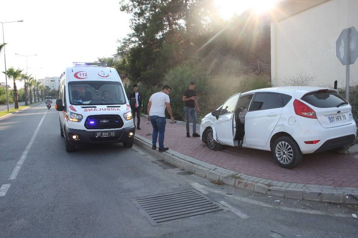 Manavgat\'ta trafik kazası: 2 yaralı