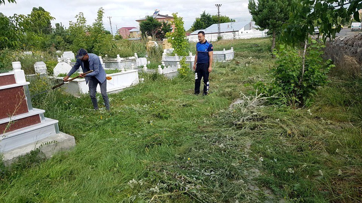 Mezarlıkta temizlik çalışması başladı