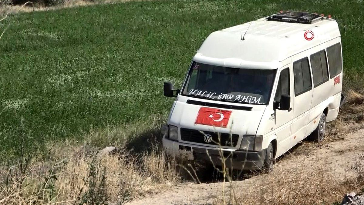 Minibüs şarampole devrildi: 2 yaralı