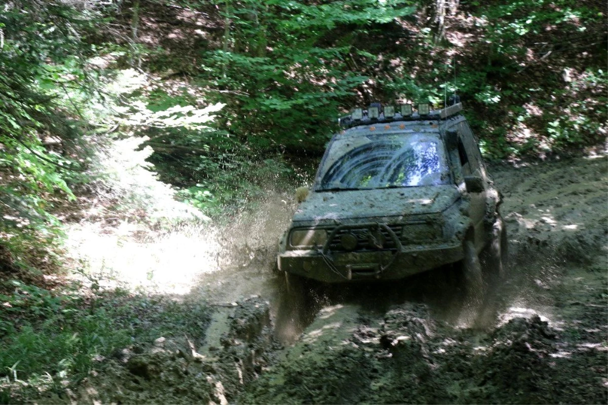 Off-Roadçıların çamurla mücadelesi nefesleri kesti