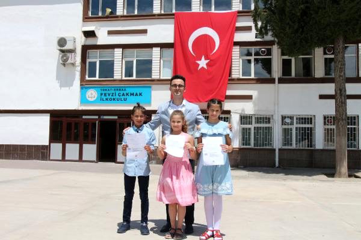 Öğrenciler, 3 yıldır biriktirdikleri harçlıklarını vakıflara bağışladı