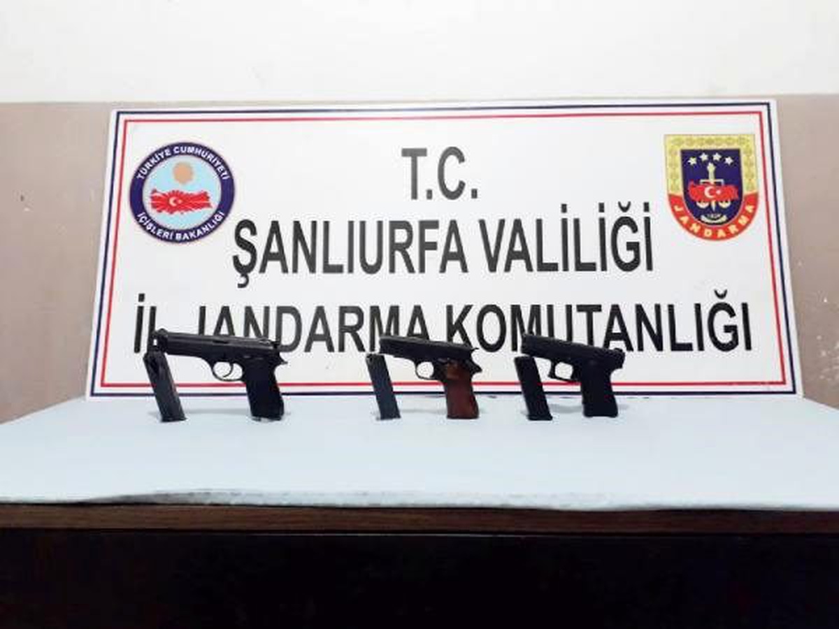 Otomobil bagajındaki 3 ruhsatsız tabancaya 2 tutuklama