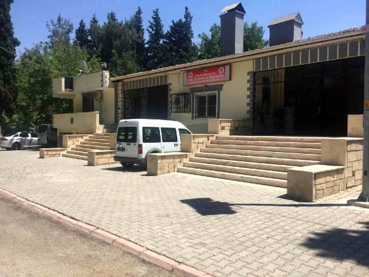 Otomobilinden uçan evrakı toplarken araç çarpmasıyla öldü