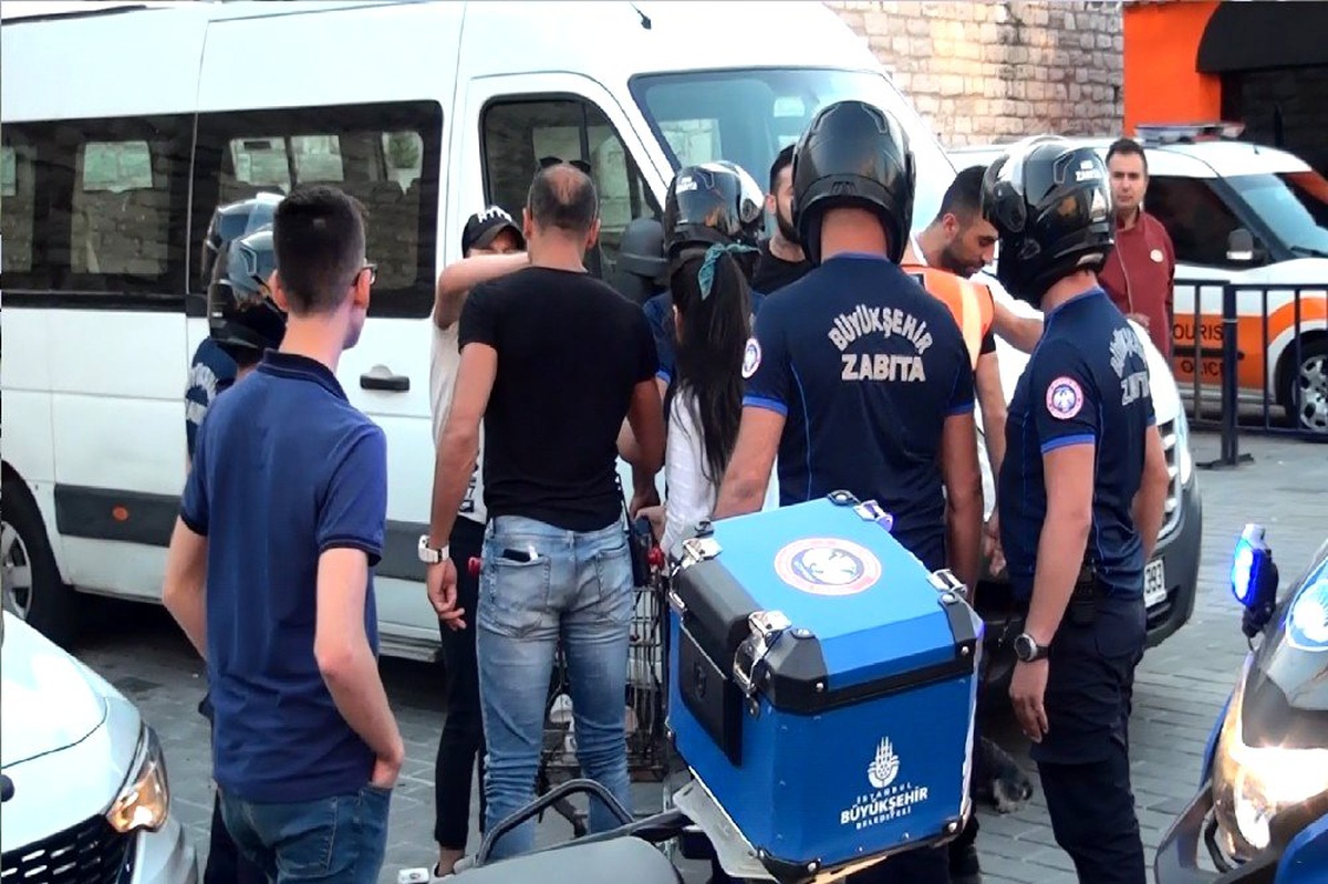 (Özel) Taksim\'de İBB zabıtasından seyyar satıcılara sert müdahale