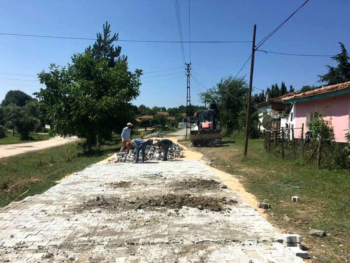 Pazaryeri\'nin köylerinde eksik parke taşları döşenmeye başladı