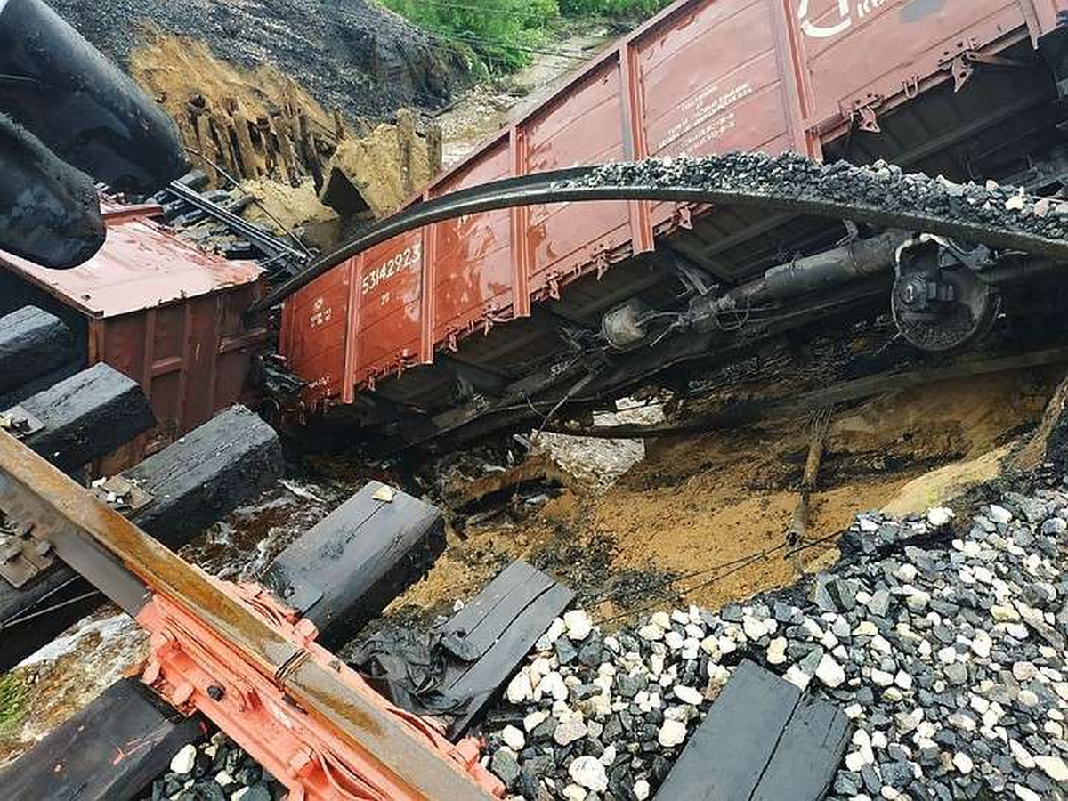 Rusya\'da menfez çöktü, yük treni raydan çıktı
