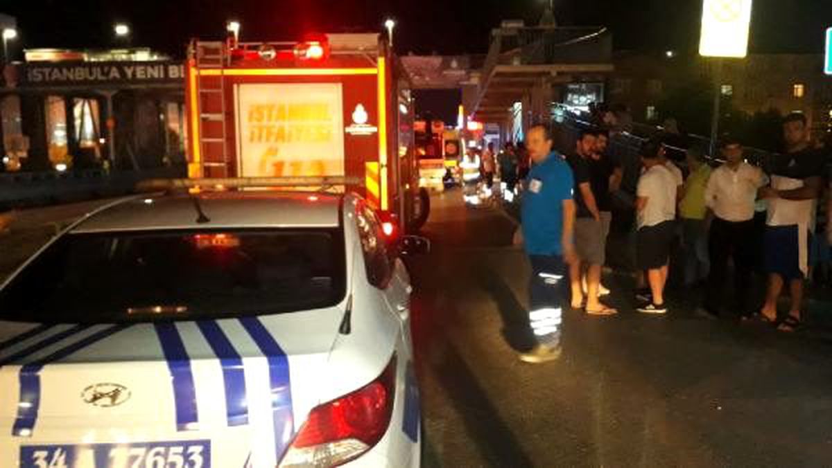 Sefaköy\'de bir araç otobüs durağına daldı: 6 yaralı(2)