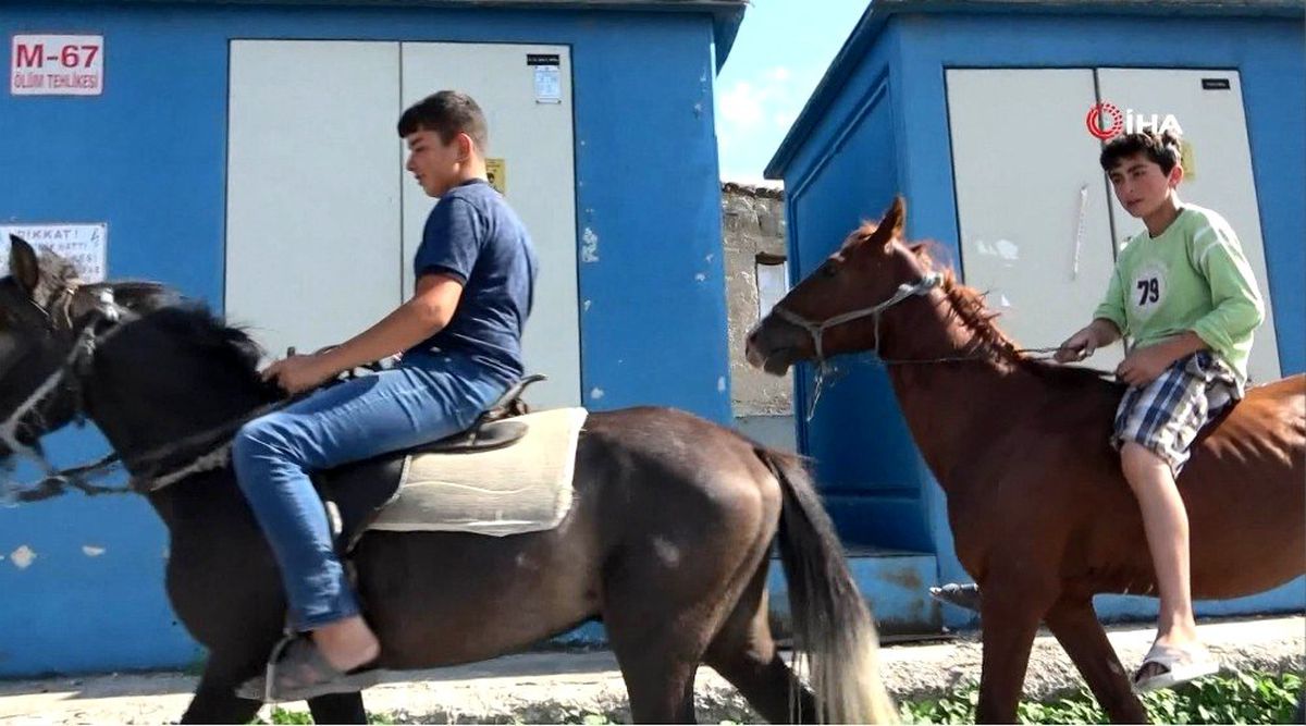Şehir kovboyları caddede atla dolaştı