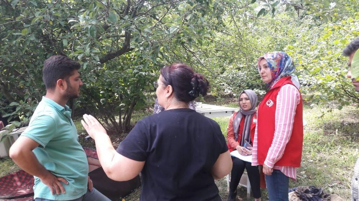 Selde zarar gören evlerinin önünden ayrılmadılar