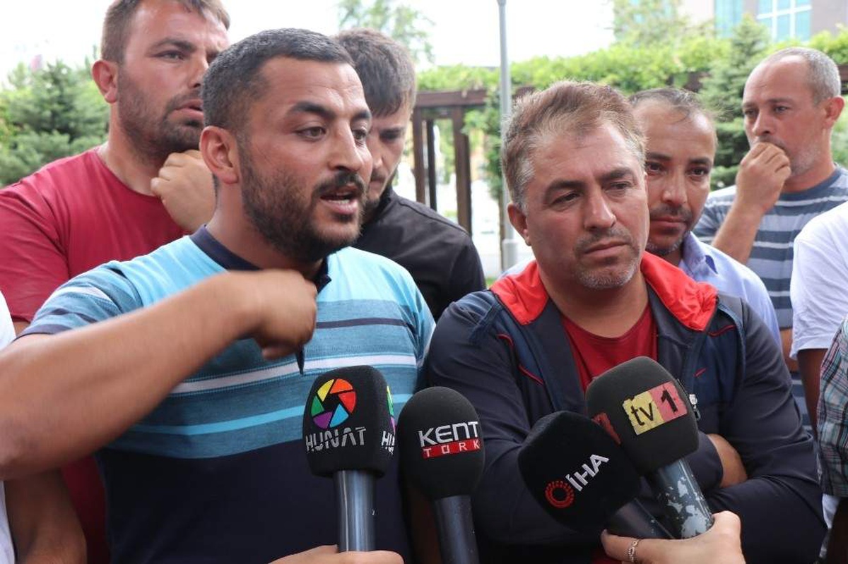 Seyyar satıcılardan Büyükşehir Belediyesi önünde eylem