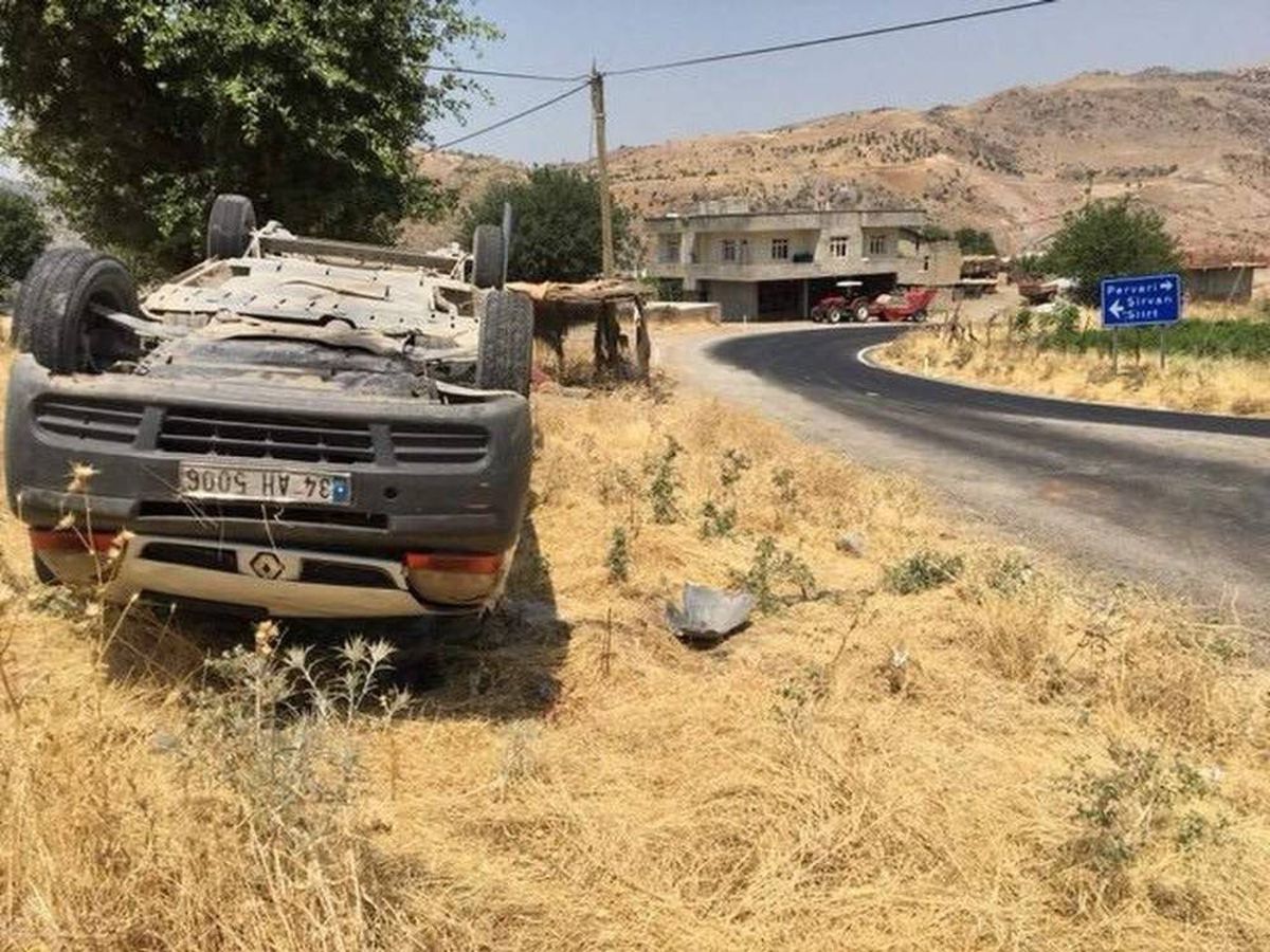 Siirt\'te virajı alamayan araç takla attı